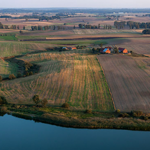 Jezioro Dziezgon, panorama na m. Obrzynowo. EU, PL, Pomorskie. Lotnicze.
