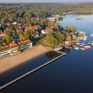 Ilawa, Hotel Kormoran nad jezorem Jeziorak. EU, PL, Warm-Maz. Lotnicze.