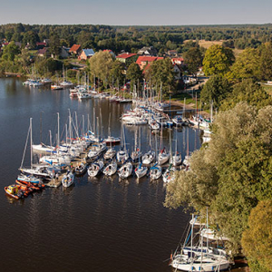Siemiany, wies polozona na zachodnim brzegu jeziora Jeziorak. EU, PL, Warm-Maz. Lotnicze.