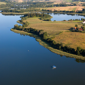 Jezioro Salet z wodnosamolotem na tafli wody. EU, PL, Warm-Maz. Lotnicze.
