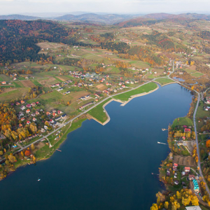 Zatoka Bartkowska na jeziorze Ronowskim. EU, Pl,, Malopolskie. Lotnicze.