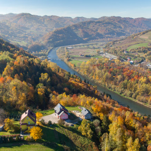 Beskid Sadecki, Dunajec plynacy na wysokosci Brzyna. EU, Pl, Malopolska. Lotnicze.