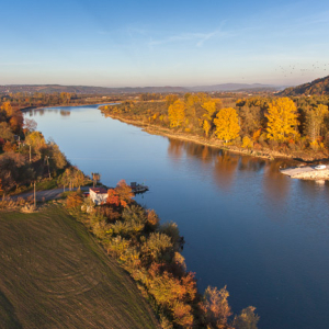 Czchow, Dunajec i przeprawa promowa. EU, Pl, Malopolskie. Lotnicze.