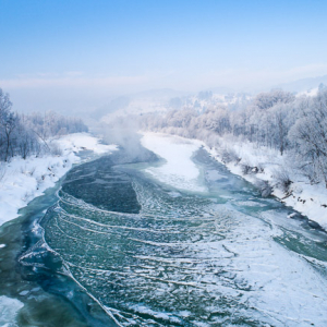 Dunajec, zamarznieta rzeka w okolicy wsi Knurow. EU, PL, malopolskie, Lotnicze