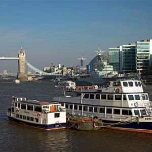 Londyn. Statki turystyczne na tle Tower Bridge