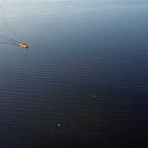 Lotnicze. Zalew Wislany, lodz rybacka plynaca do portu w Tolkmicku