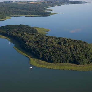 LOTNICZE. Warm-Maz. Jezioro Kisajno, wyspa Wlk. Kiermuza.