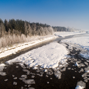 Bialka, przelom rzeki przy ujsciu do Zalewu Czorsztynskiego w zimowej scenerii. EU, PL, malopolskie, Lotnicze