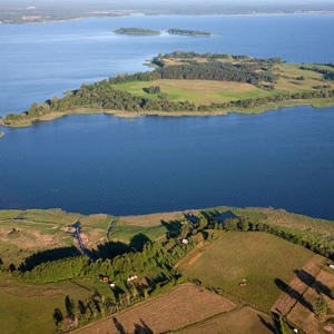 Lotnicze, Pl, warm-maz. Pojezierze Mazurskie, jezioro Sniardwy z wyspa Szeroki Ostrow.