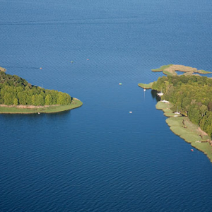 Lotnicze, Pl, warm-maz. Pojezierze Mazurskie, jezioro Sniardwy z wyspa Czarci Ostrow i Pajecza.