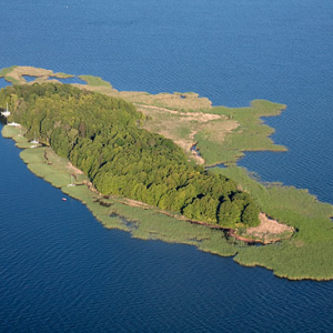 Lotnicze, Pl, warm-maz. Pojezierze Mazurskie, jezioro Sniardwy z wyspa Pajecza.