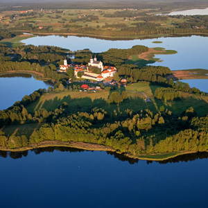 Lotnicze, Pl, Podlaskie. Klasztor Kamedulow nad jeziorem Wigry.