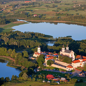 Lotnicze, Pl, Podlaskie. Klasztor Kamedulow nad jeziorem Wigry.