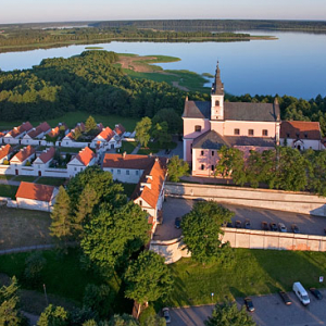 Lotnicze, Pl, Podlaskie. Klasztor Kamedulow nad jeziorem Wigry.