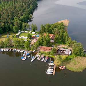 Lotnicze, Pl, warm-maz. Mazurski Park Krajobrazowy. Port w Wierzbie nad jeziorem Beldany.