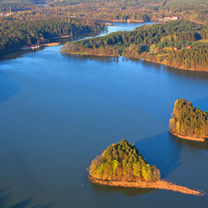Jezioro Nidzkie, wyspy na jeziorze. EU, Pl, Warm-Maz. Lotnicze.