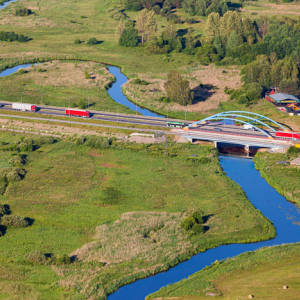 Mostek, droga krajowa nr 19 przecinajaca rzeke Suprasl. EU, PL, Podlaskie. Lotnicze.