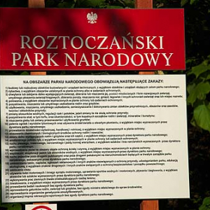Lubelskie. Tablica informacyjna przed wejsciem na teren parku.