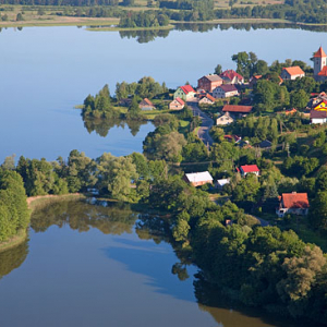 LOTNICZE, Pojezierze Mazurskie (Elckie). Jezioro Swietajno i wies Swietajno.