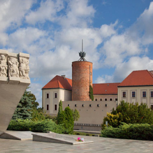 Pomnik Dzieci GĹ‚ogowskich w GĹ‚ogowie, na tle budynku Muzeum Archeologiczno - Historycznym, przy ul. Zamkowej. EU, Pl, Dolnoslaskie. 