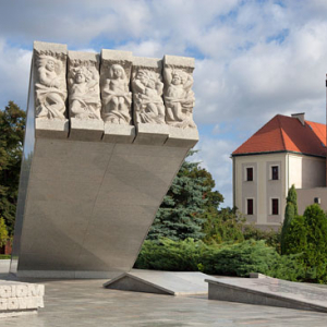 Pomnik Dzieci GĹ‚ogowskich w GĹ‚ogowie, na tle budynku Muzeum Archeologiczno - Historycznym, przy ul. Zamkowej. EU, Pl, Dolnoslaskie. 
