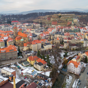 Klodzko, panorama na stare miasto i twierdze. EU, PL, dolnoslaskie. Lotnicze.