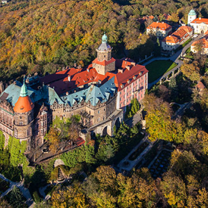 Zamek Ksiaz, panorama z lotu ptaka. EU, Pl, Dolnoslaskie. Lotnicze.