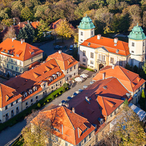Zamek Ksiaz, Oficyna i Biblioteka panorama z lotu ptaka. EU, Pl, Dolnoslaskie. Lotnicze.