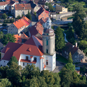 Kosciol w Lesnej. EU, Pl, Dolnoslaskie. Lotnicze.