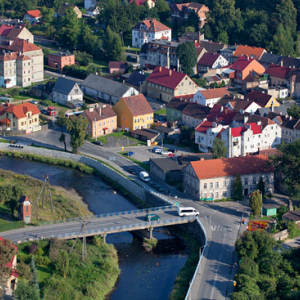 Rzeka Kwisa przeplywajaca przez miasto Lesna. EU, Pl, Dolnoslaskie. Lotnicze.