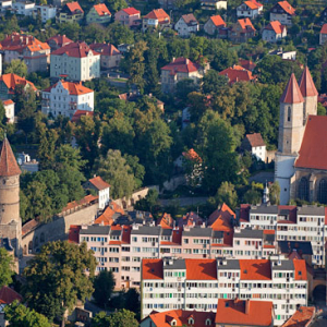 Lwowek Slaski, kosciol Wniebowziecia NMP oraz mury obrone miasta z Brama Lubanska. EU, PL, Dolnoslaskie. LOTNICZE.