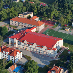 Lwowek Slaski, budynek szkoĹ‚y podstawowej. EU, PL, Dolnoslaskie. LOTNICZE.