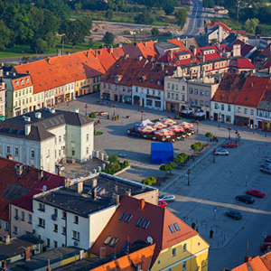 Milicz, rynek miejski z ratuszem. EU, Pl, Dolnoslaskie. Lotnicze.
