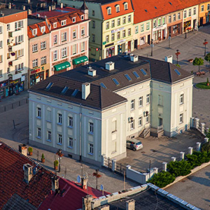 Milicz, rynek miejski z ratuszem. EU, Pl, Dolnoslaskie. Lotnicze.