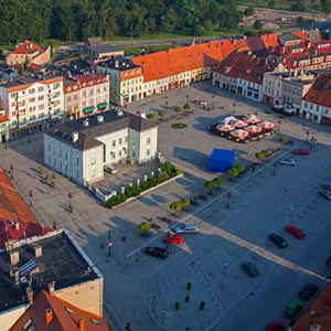 Milicz, rynek miejski z ratuszem. EU, Pl, Dolnoslaskie. Lotnicze.