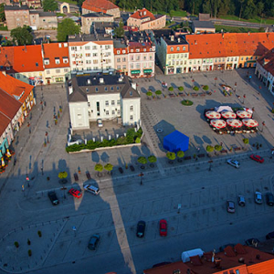 Milicz, rynek miejski z ratuszem. EU, Pl, Dolnoslaskie. Lotnicze.