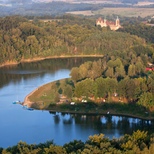 Panorama na Zamek Czocha przez jezioro Lesnianskie. EU, Pl, Dolnoslaskie. Lotnicze.