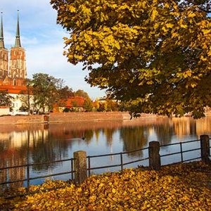 Wroclaw, panorama na katedre przez Bulwar Xawerego Dunikowskiego. EU, PL, Dolnoslaskie.