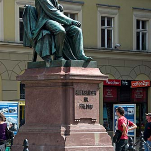 Dolnoslaskie. Wroclaw, Pomnik Aleksandra Fredry na rynku.