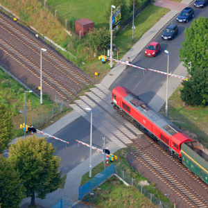 Przejazd kolejowy przy ulicy Wojska Polskiego w Zgorzelcu. EU, PL, Dolnoslaskie. LOTNICZE.
