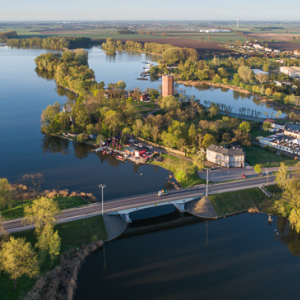 Kruszwica, most nad jeziorem Goplo. EU, PL, kujawsko - pomorskie. Lotnicze.