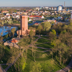 Kruszwica, panorama na ruiny zamku i Mysia Wieze. EU, PL, kujawsko - pomorskie. Lotnicze.