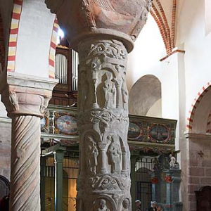Strzelno, kolumny romańskie w kościele Trójcy Świętej
