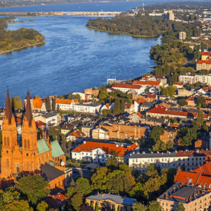 Wloclawek, Stare miasto na tle Wisly. EU. Pl, Kuj-Pom. Lotnicze.