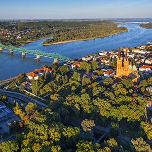 Wloclawek, Stare miasto na tle Wisly. EU. Pl, Kuj-Pom. Lotnicze.