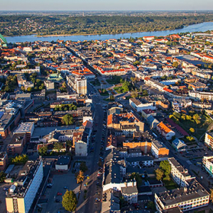 Wloclawek, Srodmiescie z panorama w strone Wisly. Eu, PL, Kujawsko - Pomorskie. Lotnicze.