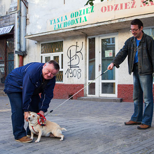 Wloclawek, mezczyzni z psem przy ulicy 3 Maja. EU, PL, Kujawsko - Pomorskie.