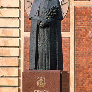 Wloclawek - pomnik Wyszynskiego przed katedra.