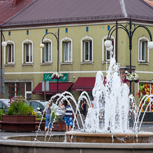 Wielun, fontanna na Placu Legionow. EU, PL, Lodzkie.