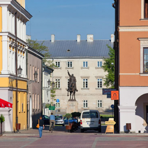 Panorama z Rynku Wielkiego na Pomnik Zamojskiego w Zamosciu. EU, Pl, Lubelskie.